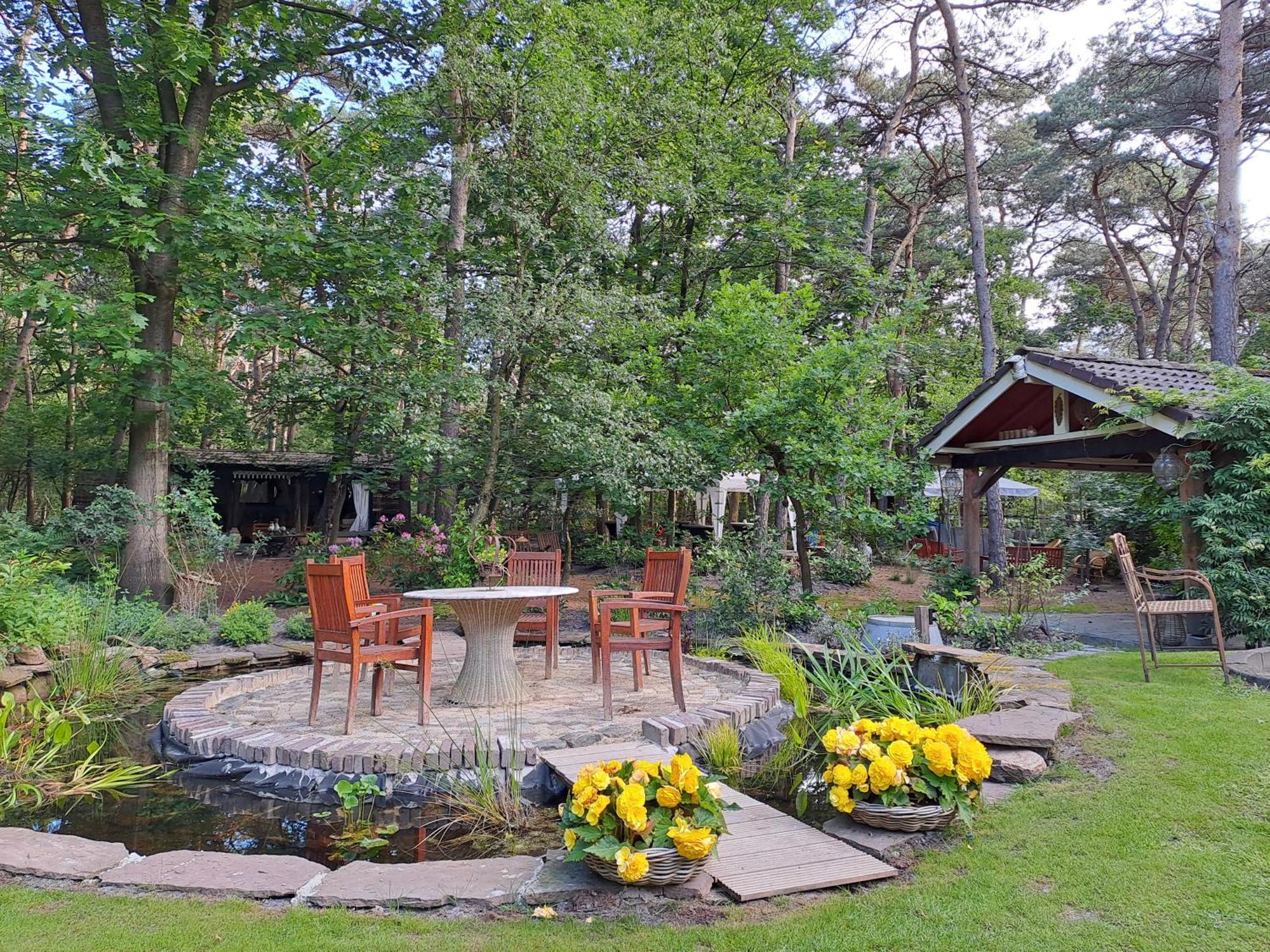 Bosgeluk Bed and Breakfast Helmond Exteriör bild